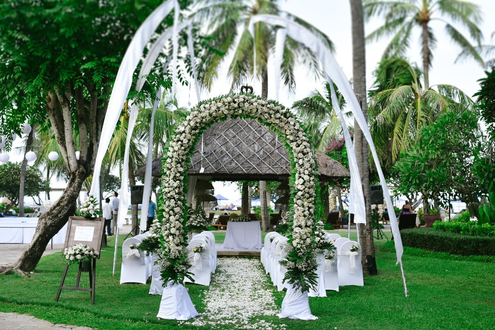 Hotel Nikko Bali Benoa Beach Nusa Dua  Exterior foto A wedding arch