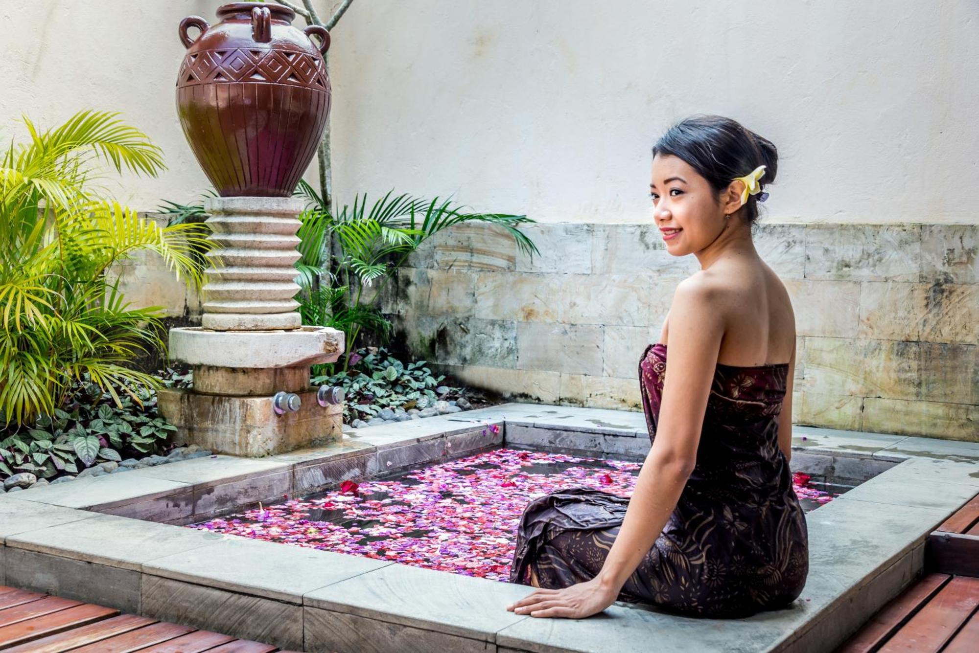 Hotel Nikko Bali Benoa Beach Nusa Dua  Exterior foto A woman in traditional Balinese attire